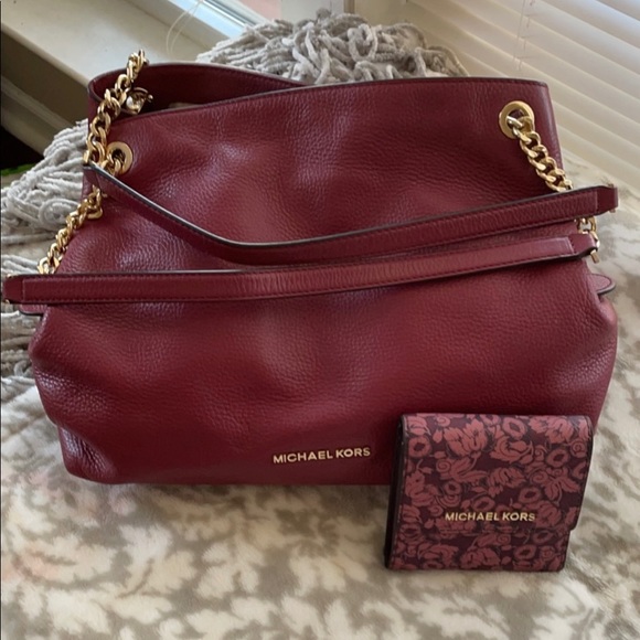 Plum shoulder bag and matching trifold wallet - Picture 1 of 7